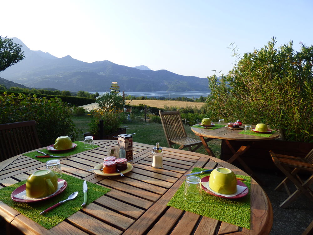 maison hotes petit dejeuner sur la terrasse